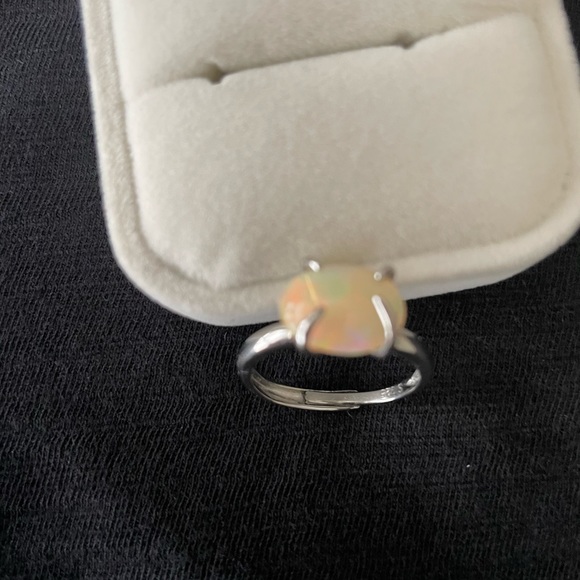 Opal ring set in .925 silver. Ring is adjustable. - Picture 5 of 8